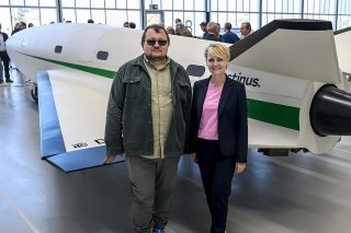 Mikhail Kokorich, CEO de la start-up Destinus (à gauche), et Isabelle Moret, conseillère d'Etat vaudoise, lors du lancement vendredi à Payerne du premier site d'essai privé en Suisse pour développer des technologies de l'hydrogène pour le transport et l'énergie. KEYSTONE/JEAN-CHRISTOPHE BOTT